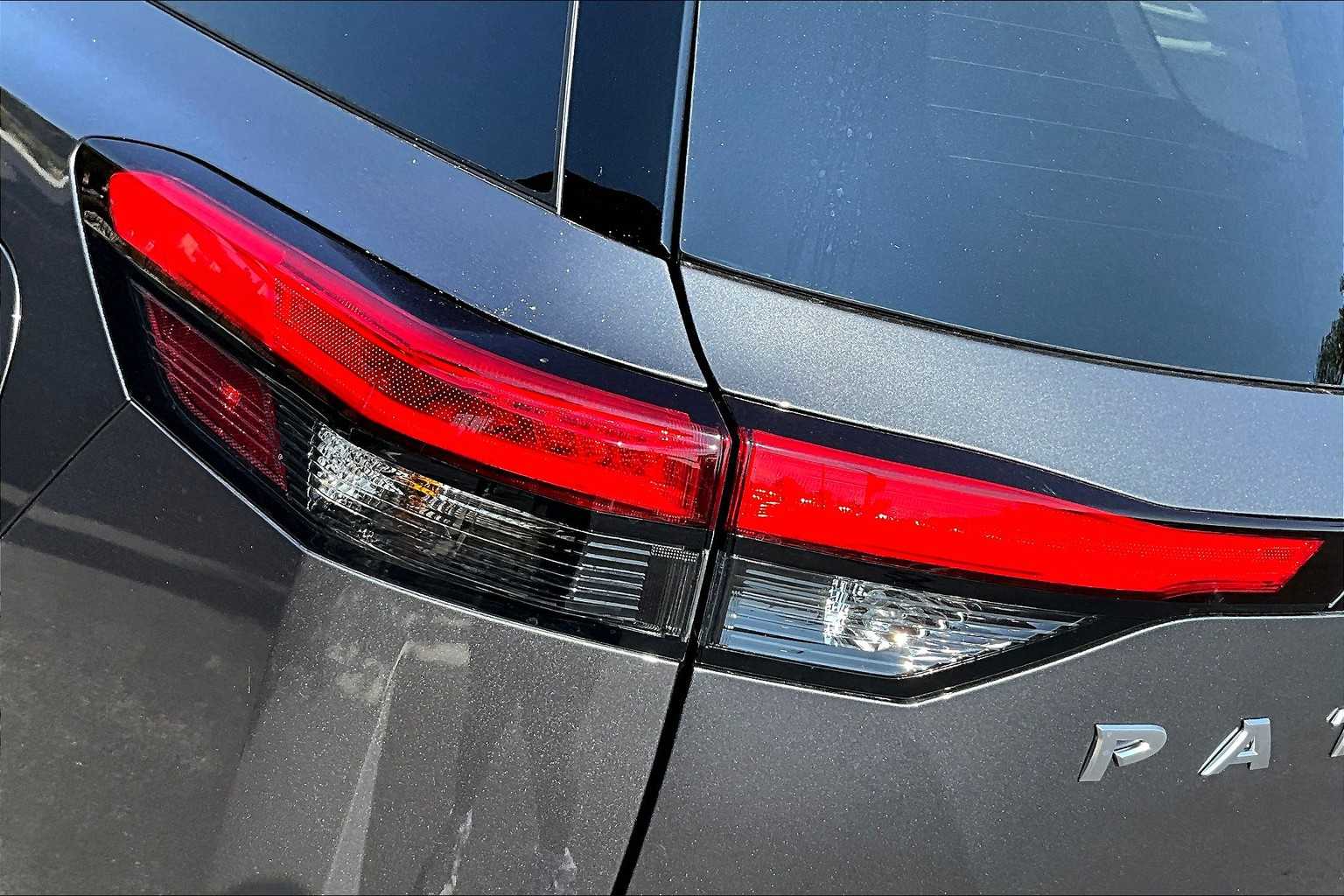 2025 Nissan Pathfinder SV photo 14