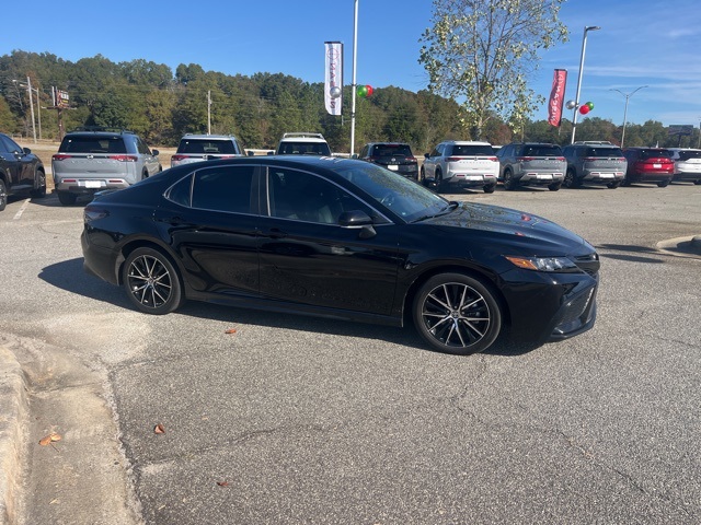 2024 Toyota Camry SE's photo