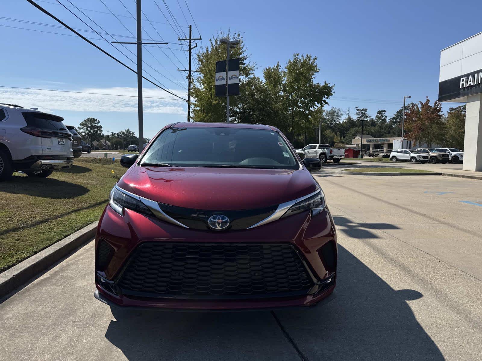 2022 Toyota Sienna XSE photo 2