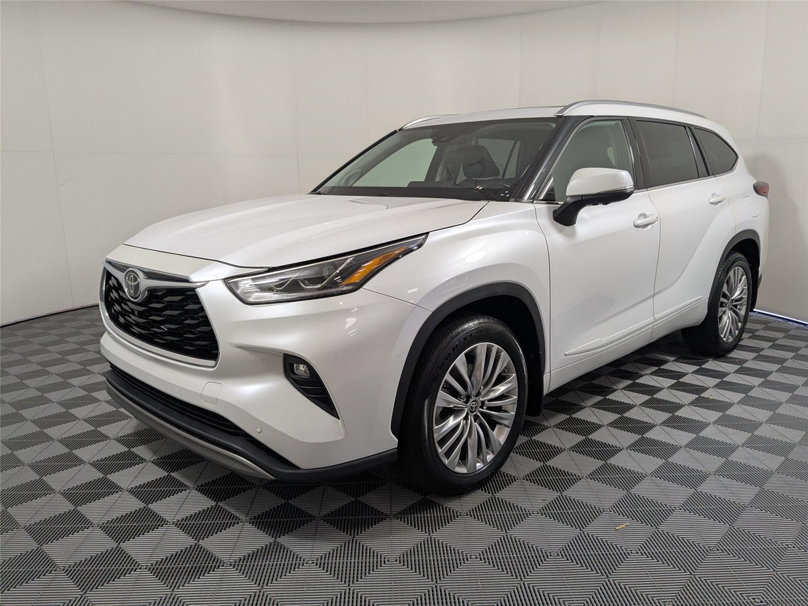 2023 Toyota Highlander Platinum's photo