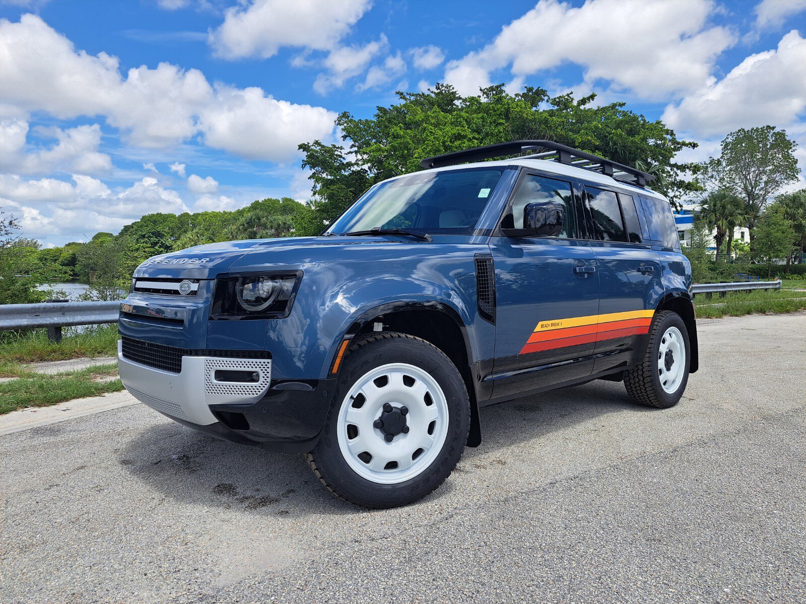 2025 Land Rover Defender S's photo