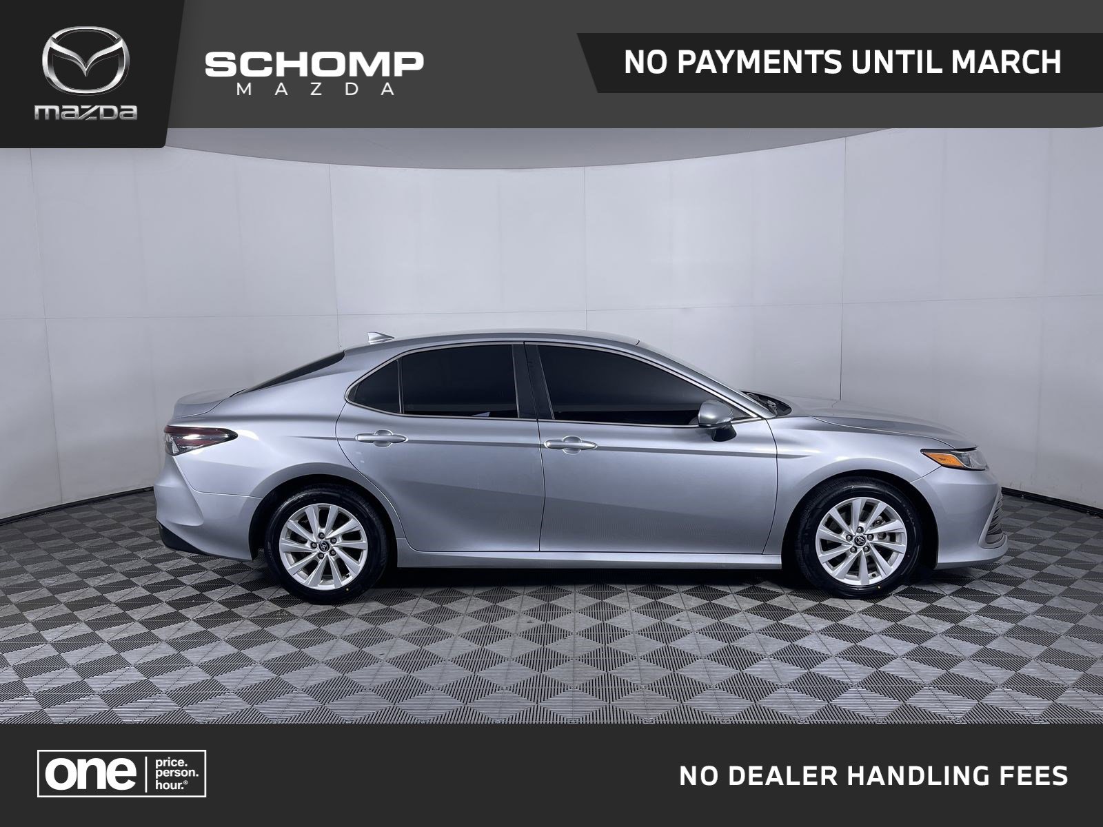 2022 Toyota Camry LE's photo