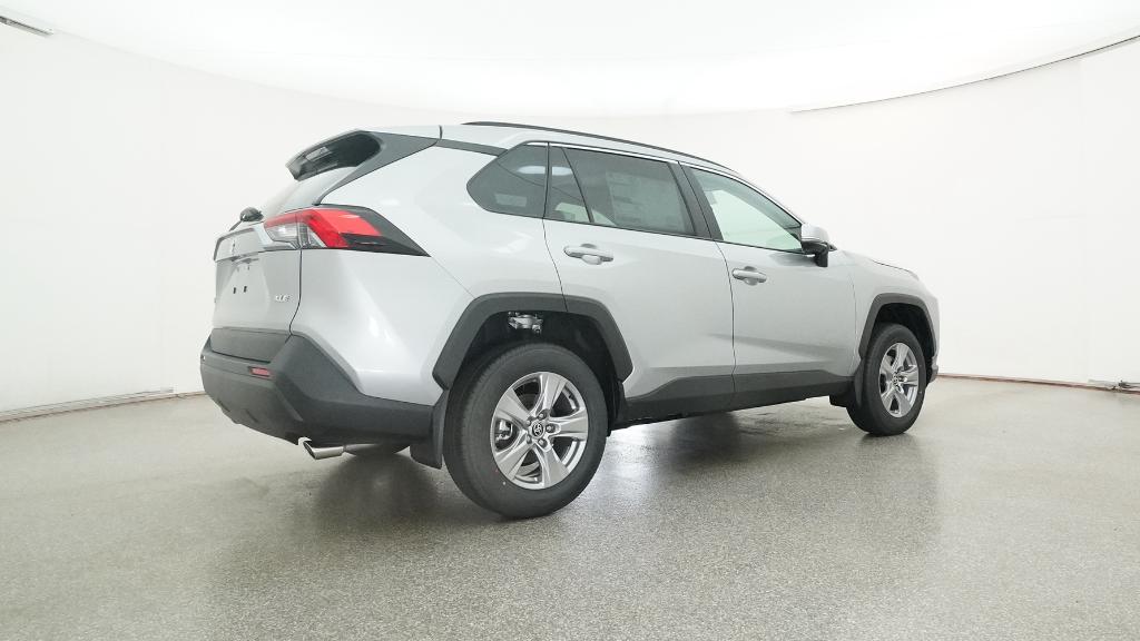 2025 Toyota RAV4 XLE photo 5