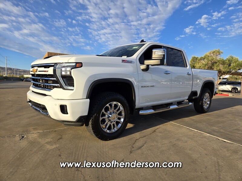 2025 Chevrolet Silverado 2500HD LT photo 2