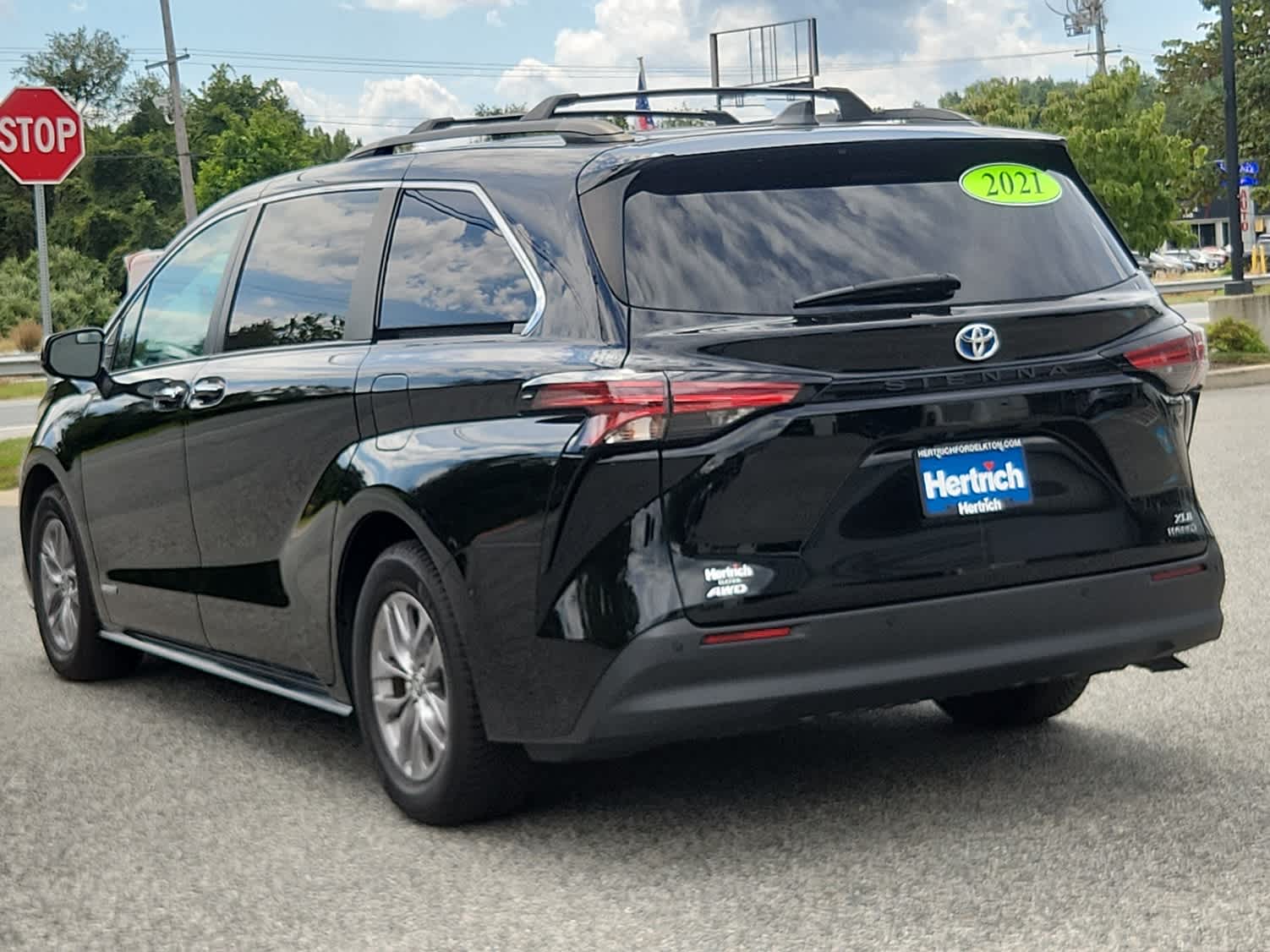 2021 Toyota Sienna XLE photo 2