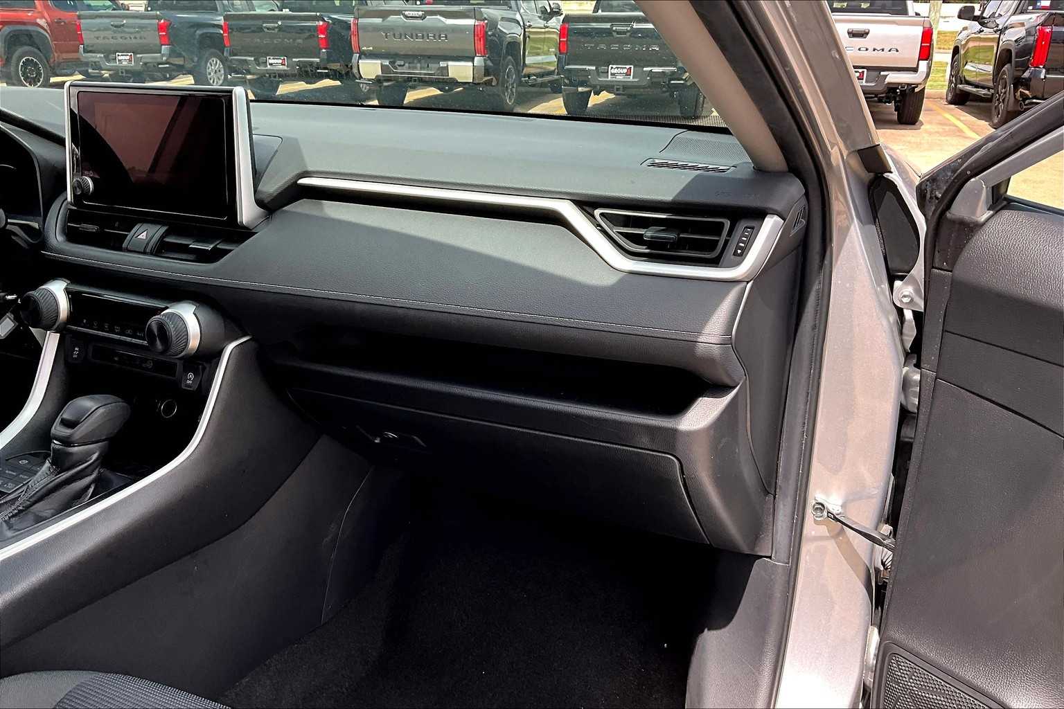 2024 Toyota RAV4 LE photo 18