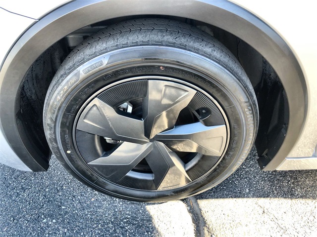 2024 Toyota Prius LE photo 2