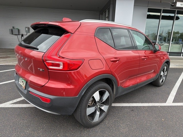 2020 Volvo XC40 Momentum photo 3