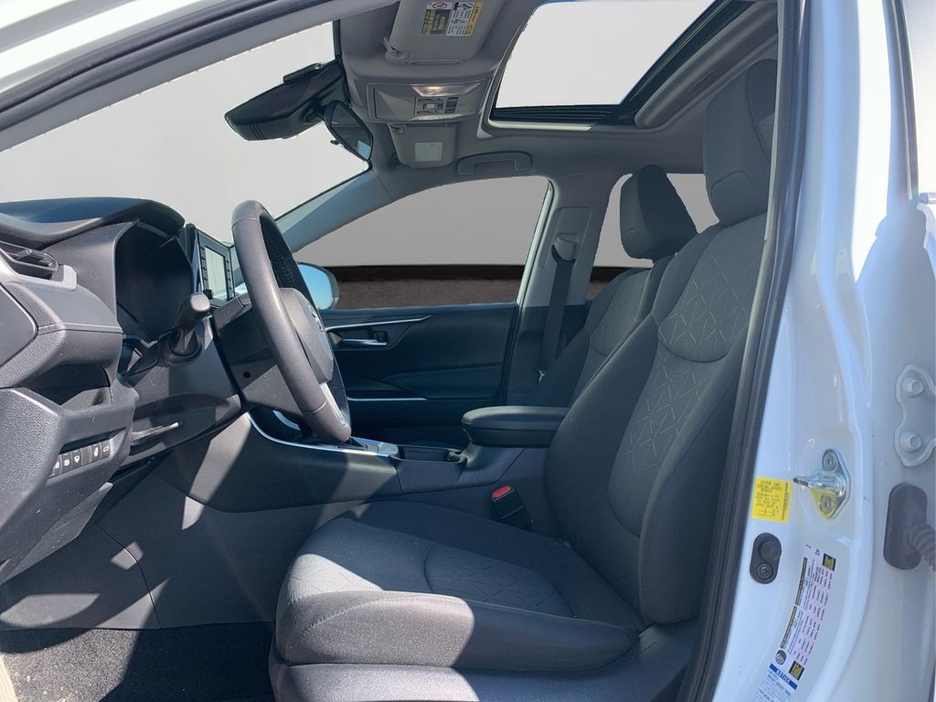 2022 Toyota RAV4 XLE photo 9