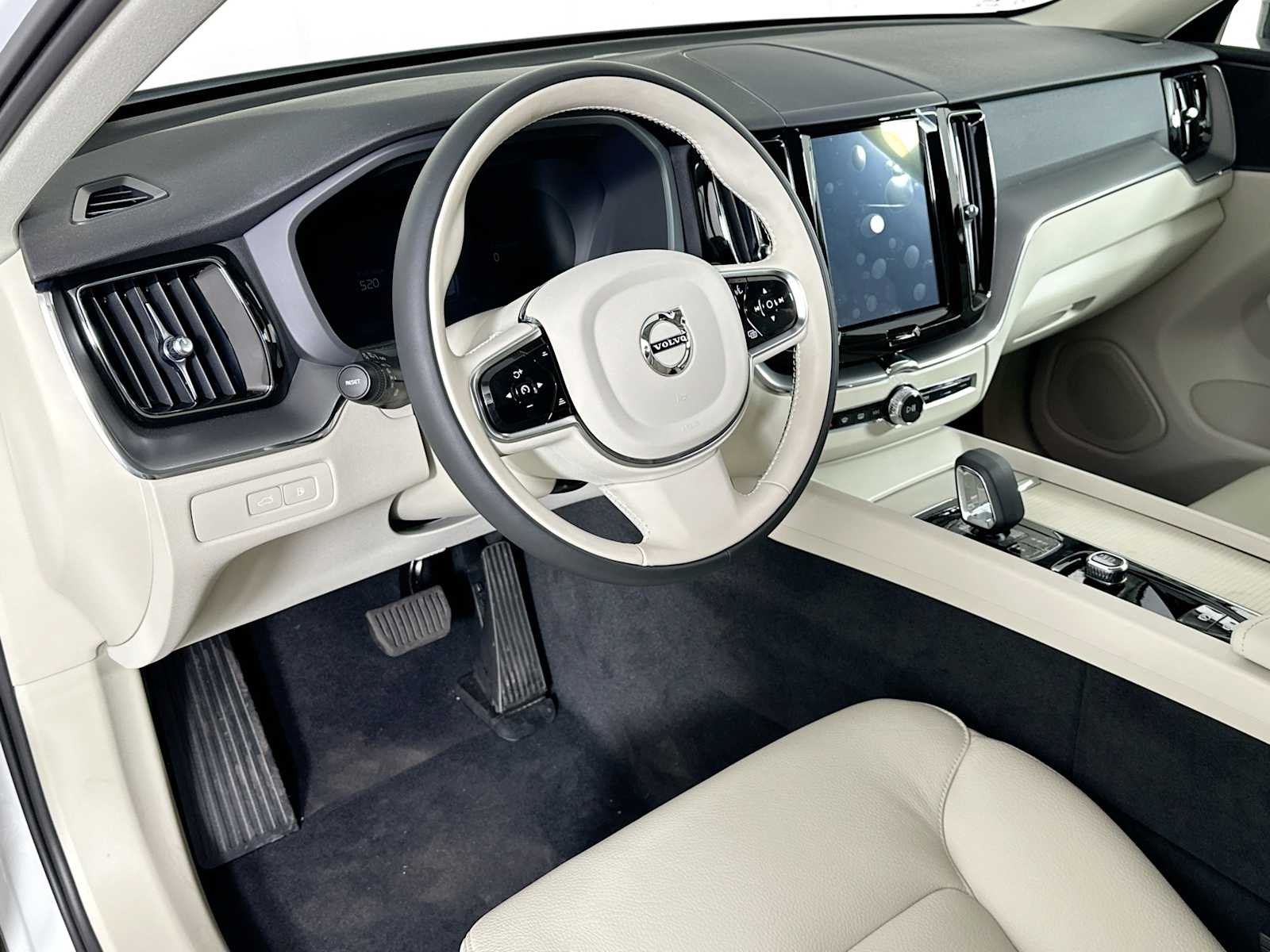 2025 Volvo XC60 T8 Plus photo 7