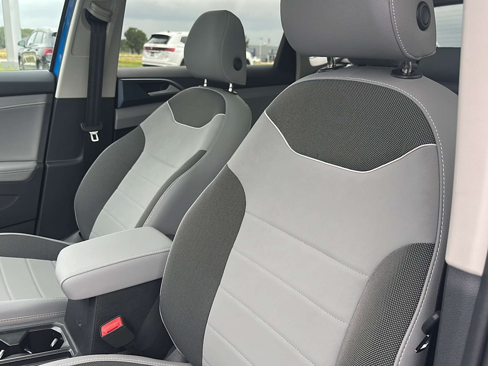 2024 Volkswagen Taos SE photo 3