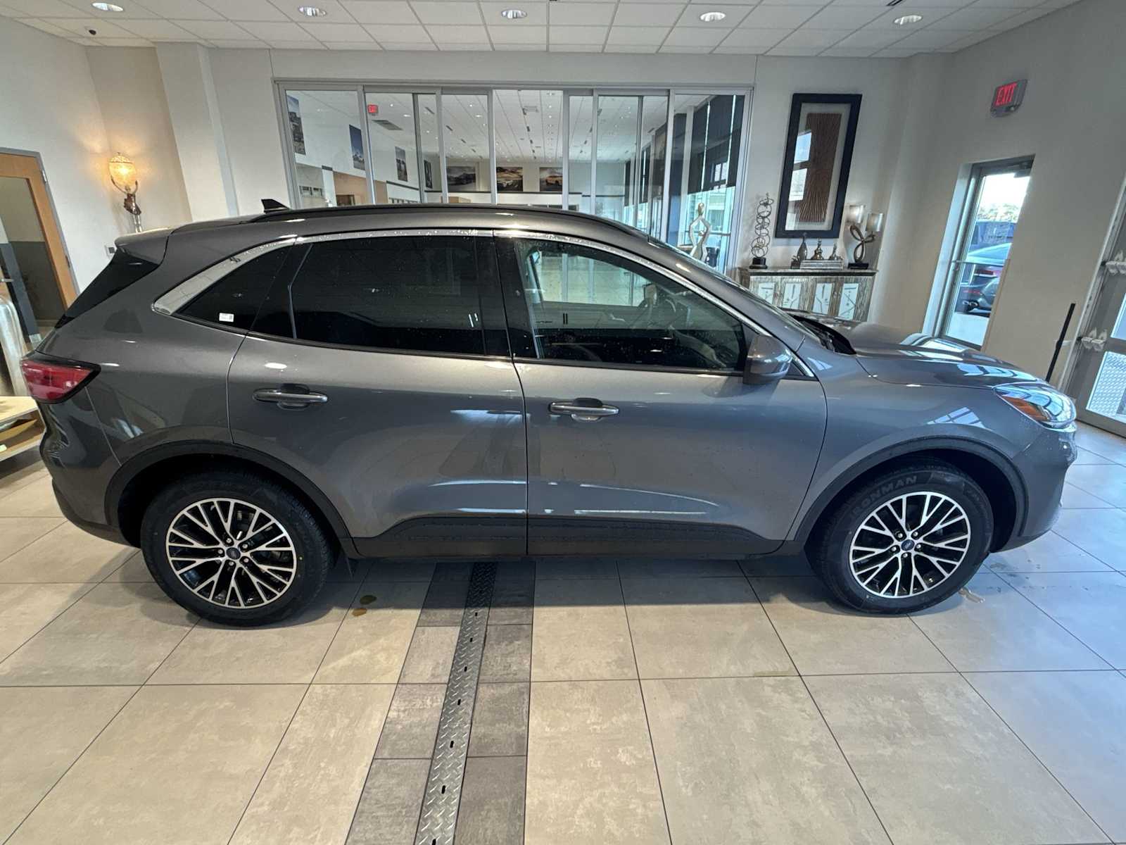2022 Ford Escape SEL Plug-In Hybrid photo 2