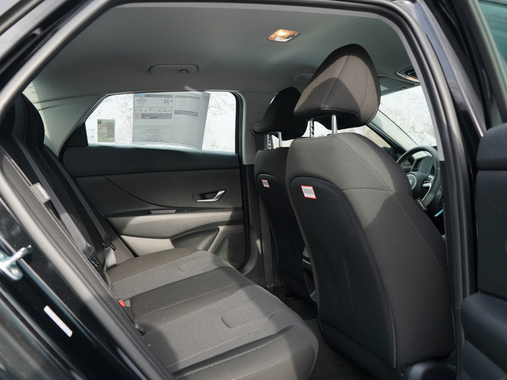 2025 Hyundai Elantra SE photo 9