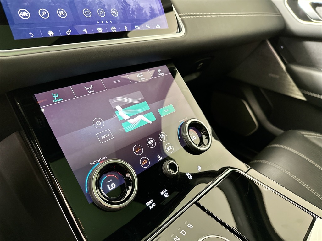 Used 2018 Fuji White Land Rover SE R-Dynamic image 19