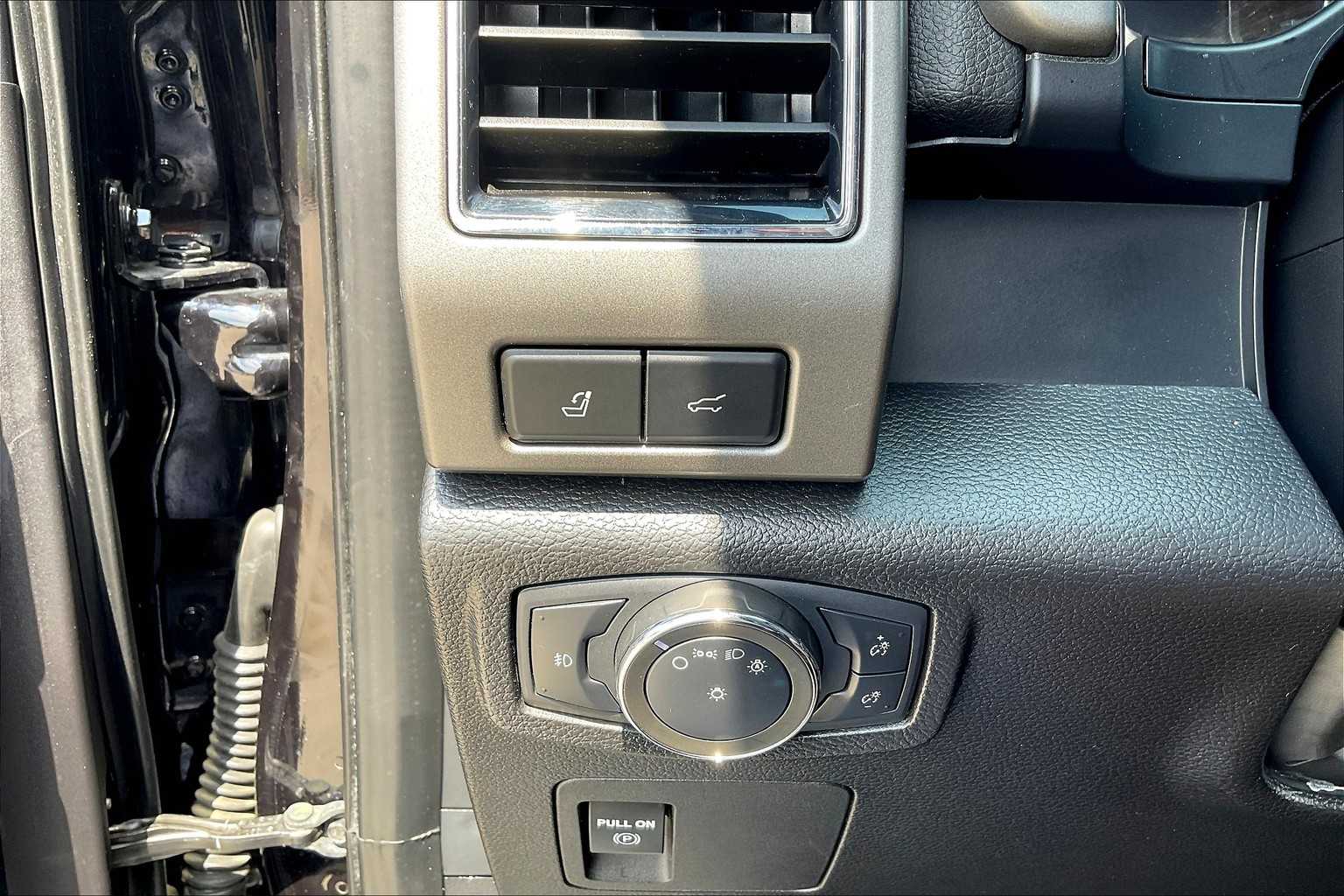 2020 Ford Expedition XLT photo 32