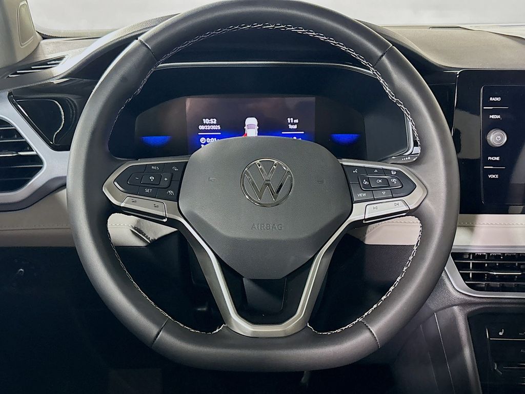 2025 Volkswagen Taos SE photo 8