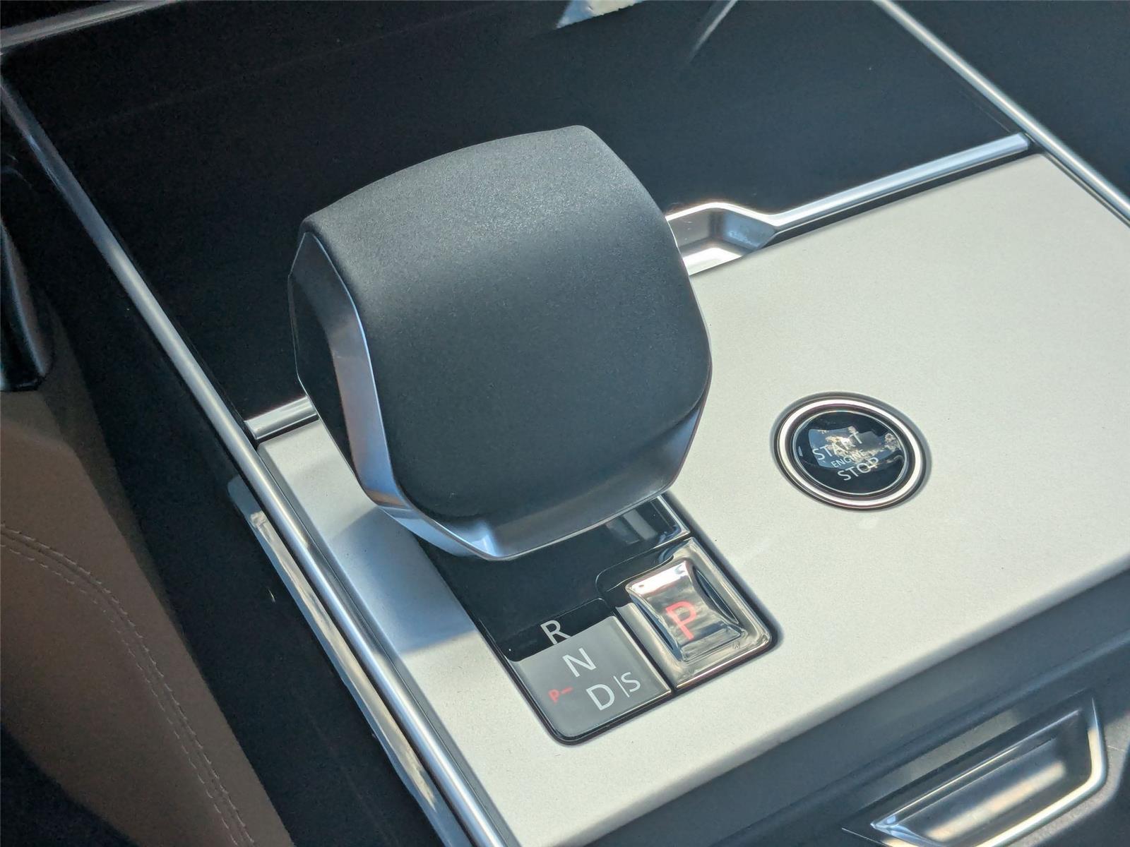 2025 Land Rover Range Rover SE photo 16