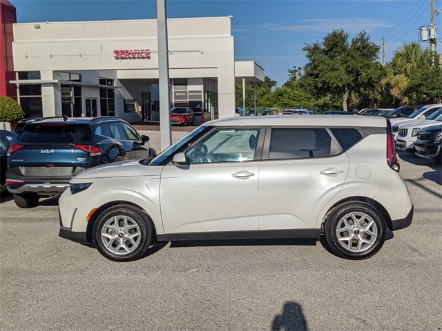 2023 Kia Soul LX photo 3