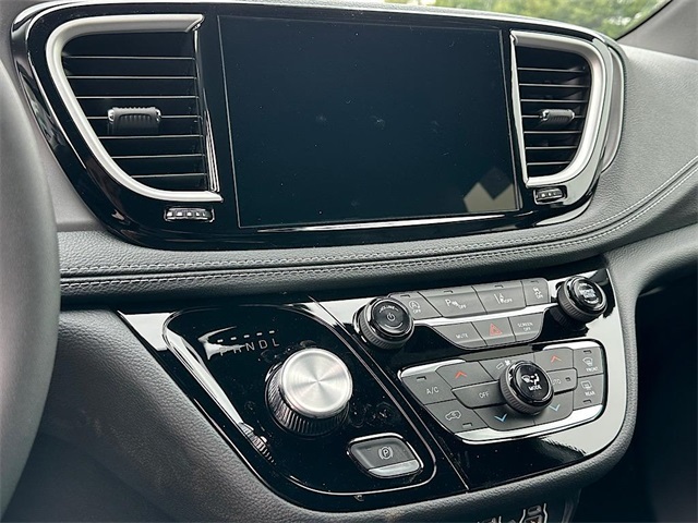2025 Chrysler Pacifica photo 22