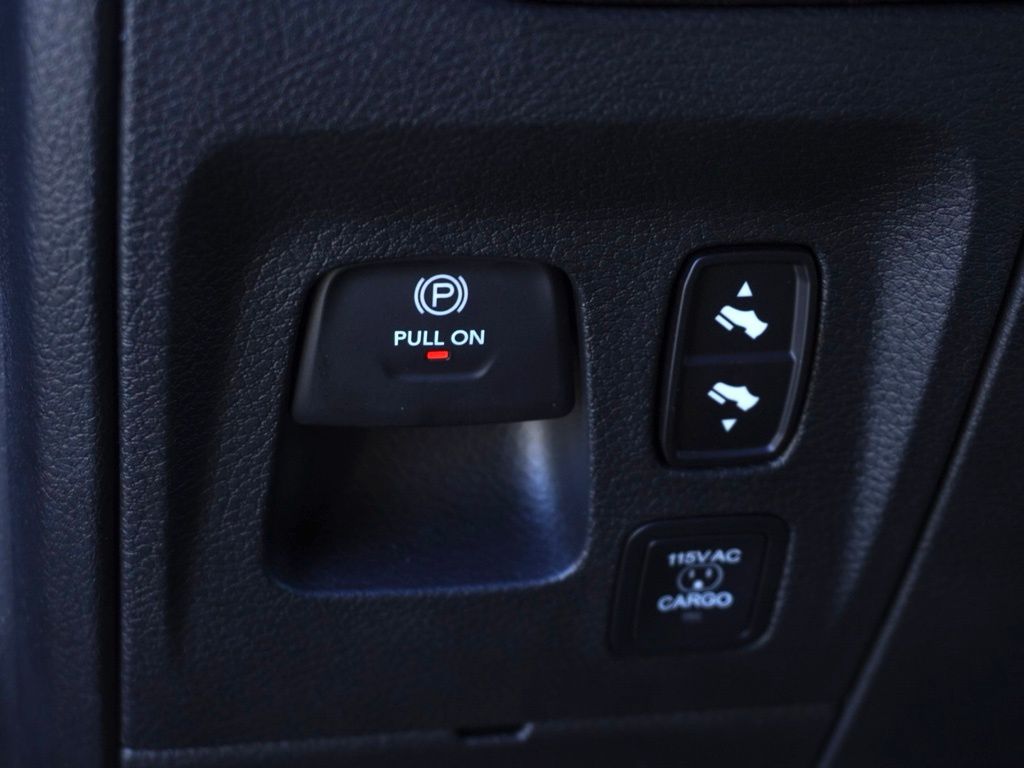 New 2025 Diamond Black Crystal Pearl-Coat Exterior Paint RAM Big Horn Sport Appearance Edition image 13