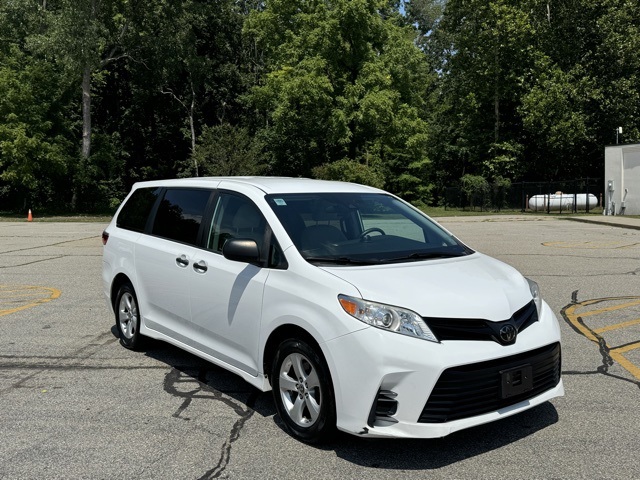 2020 Toyota Sienna L photo 3