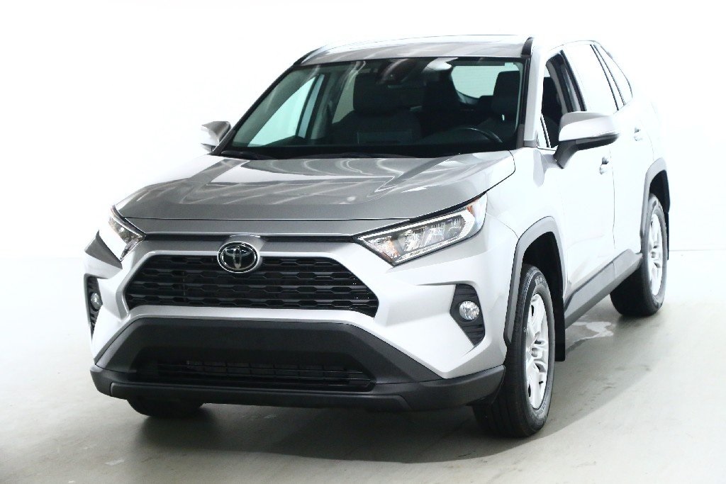 2021 Toyota RAV4 XLE photo 2