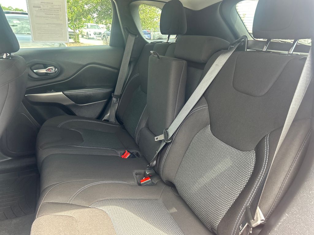 2021 Jeep Cherokee Latitude photo 22