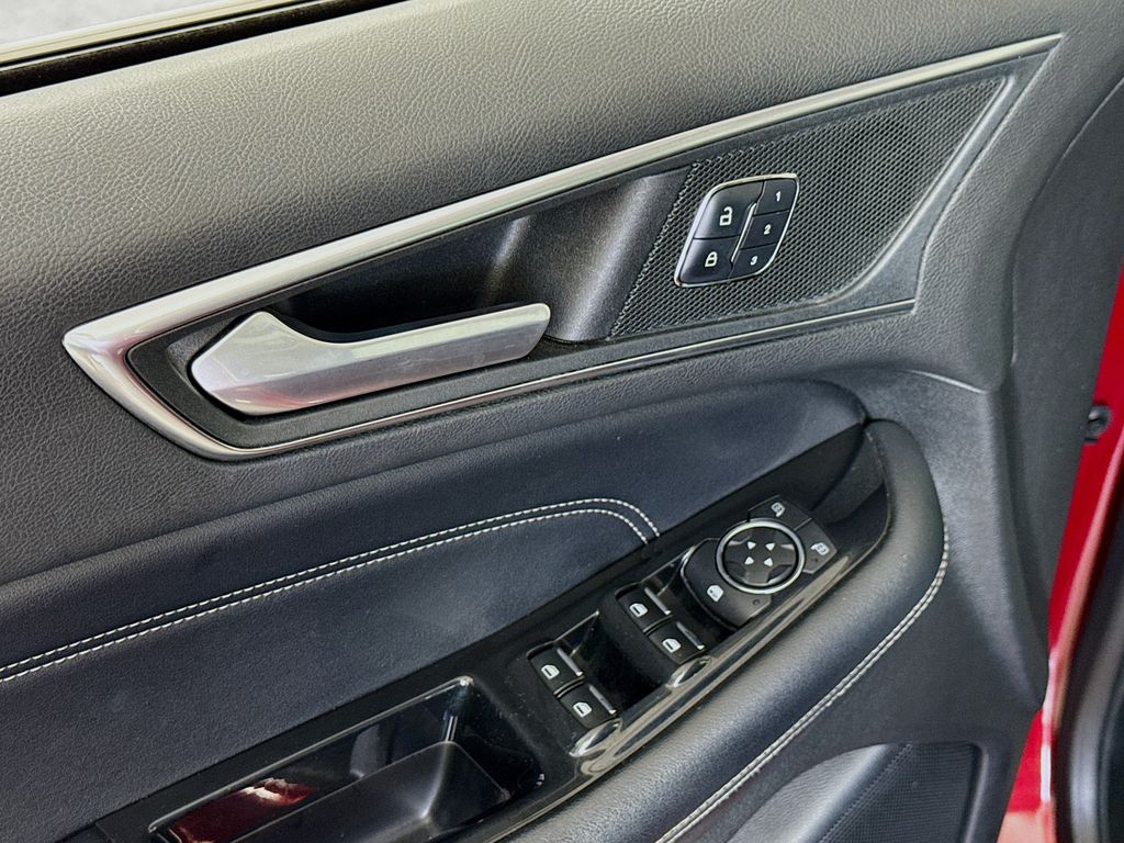 2018 Ford Edge Titanium photo 17