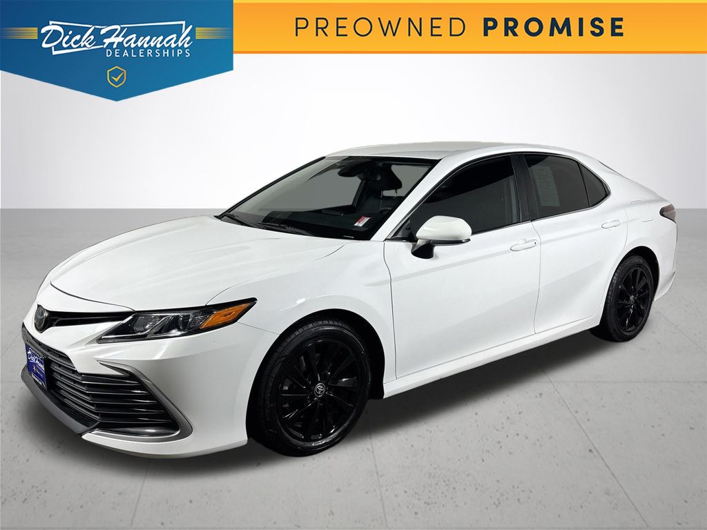 2022 Toyota Camry LE's photo