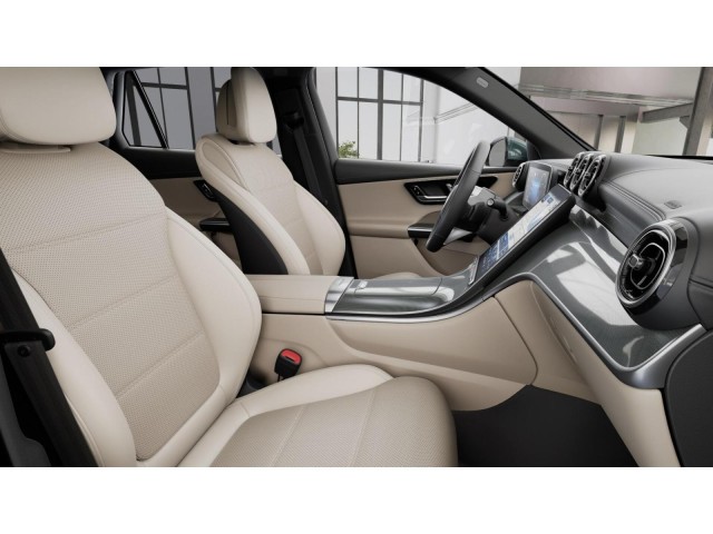 2025 Mercedes Benz GLC 300 photo 4