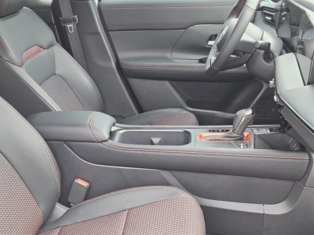 2025 Nissan Kicks SR photo 10
