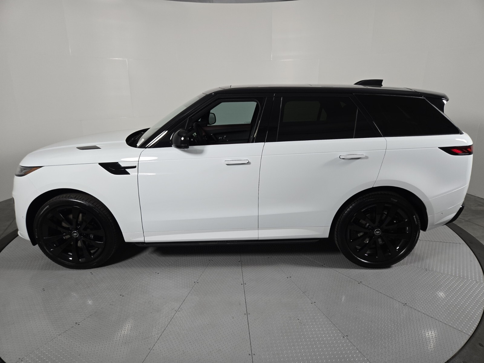 2025 Land Rover Range Rover Sport SE photo 5