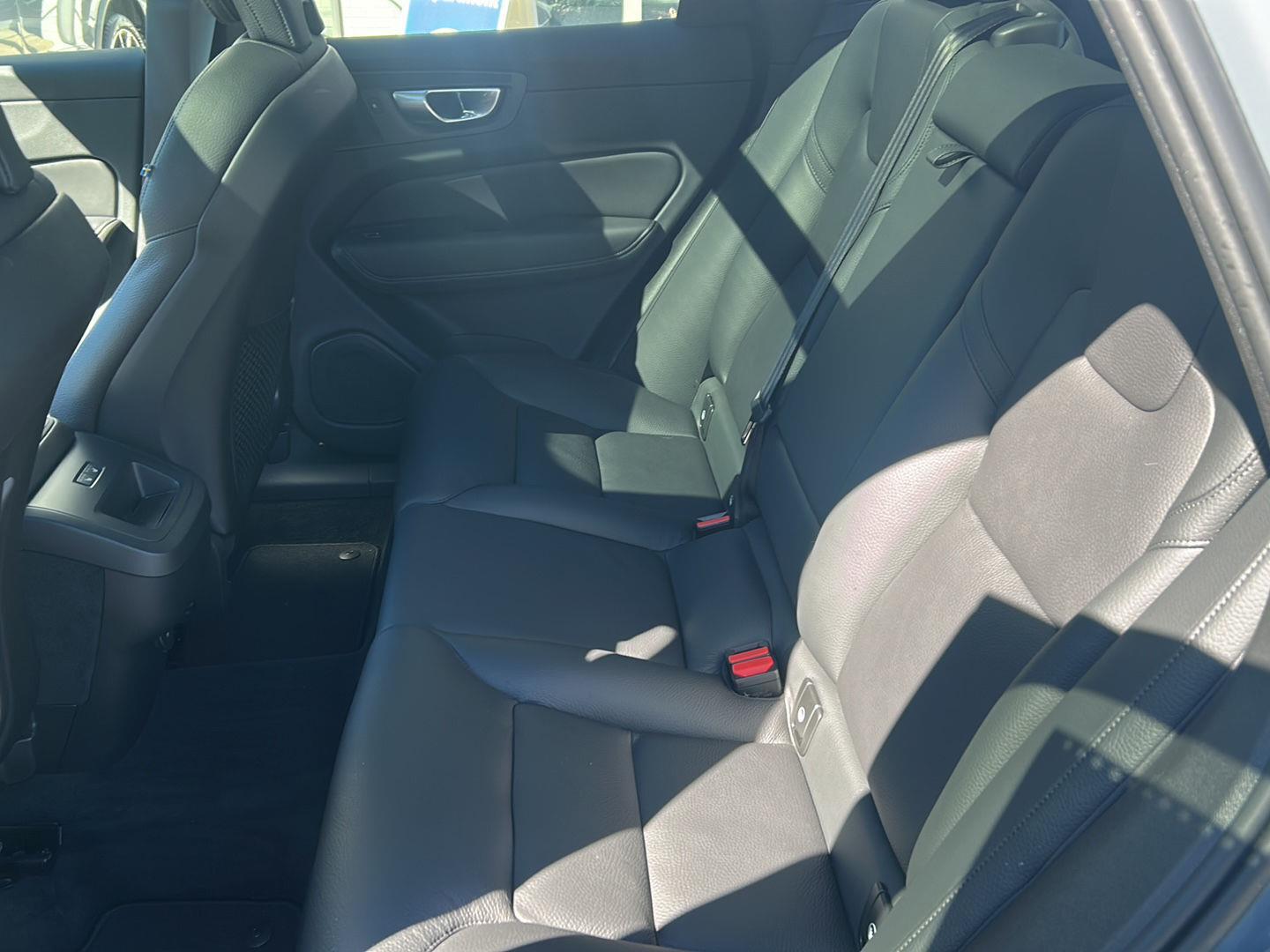 2024 Volvo XC60 Plus photo 8