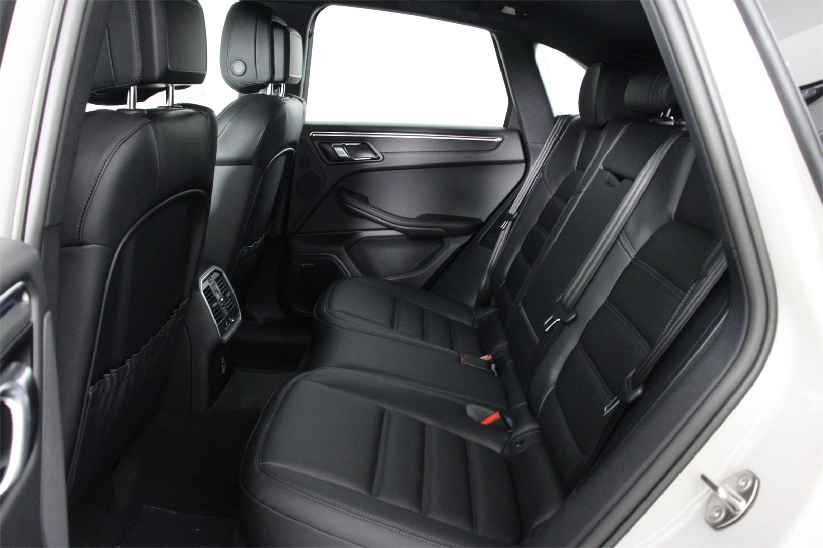 2026 Porsche Macan GTS photo 18