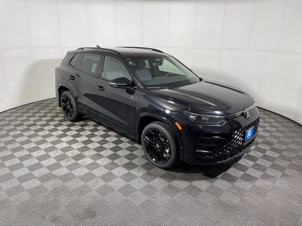 2026 Volkswagen Tiguan SE R-LINE BLACK's photo