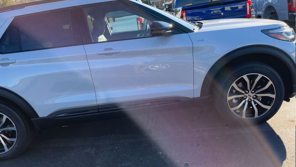 2026 Ford Explorer ST-Line photo 4