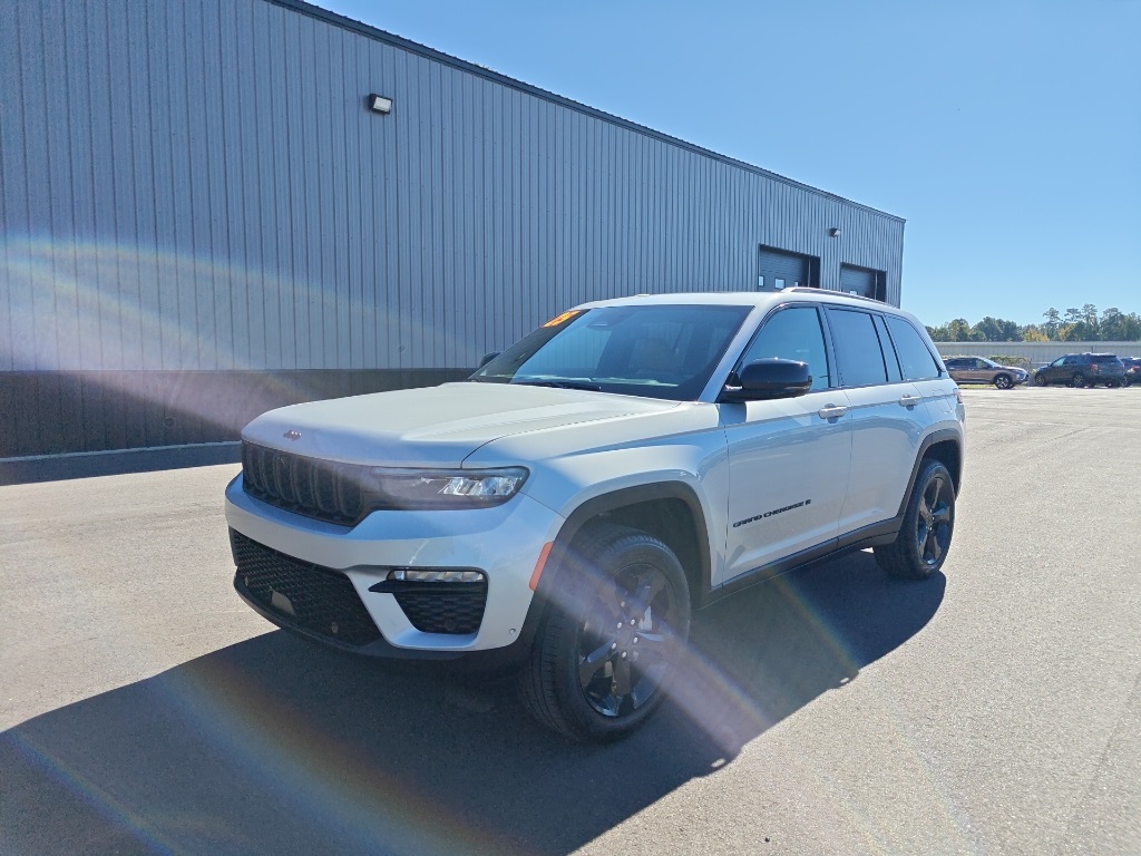2025 Jeep Grand Cherokee Limited photo 3