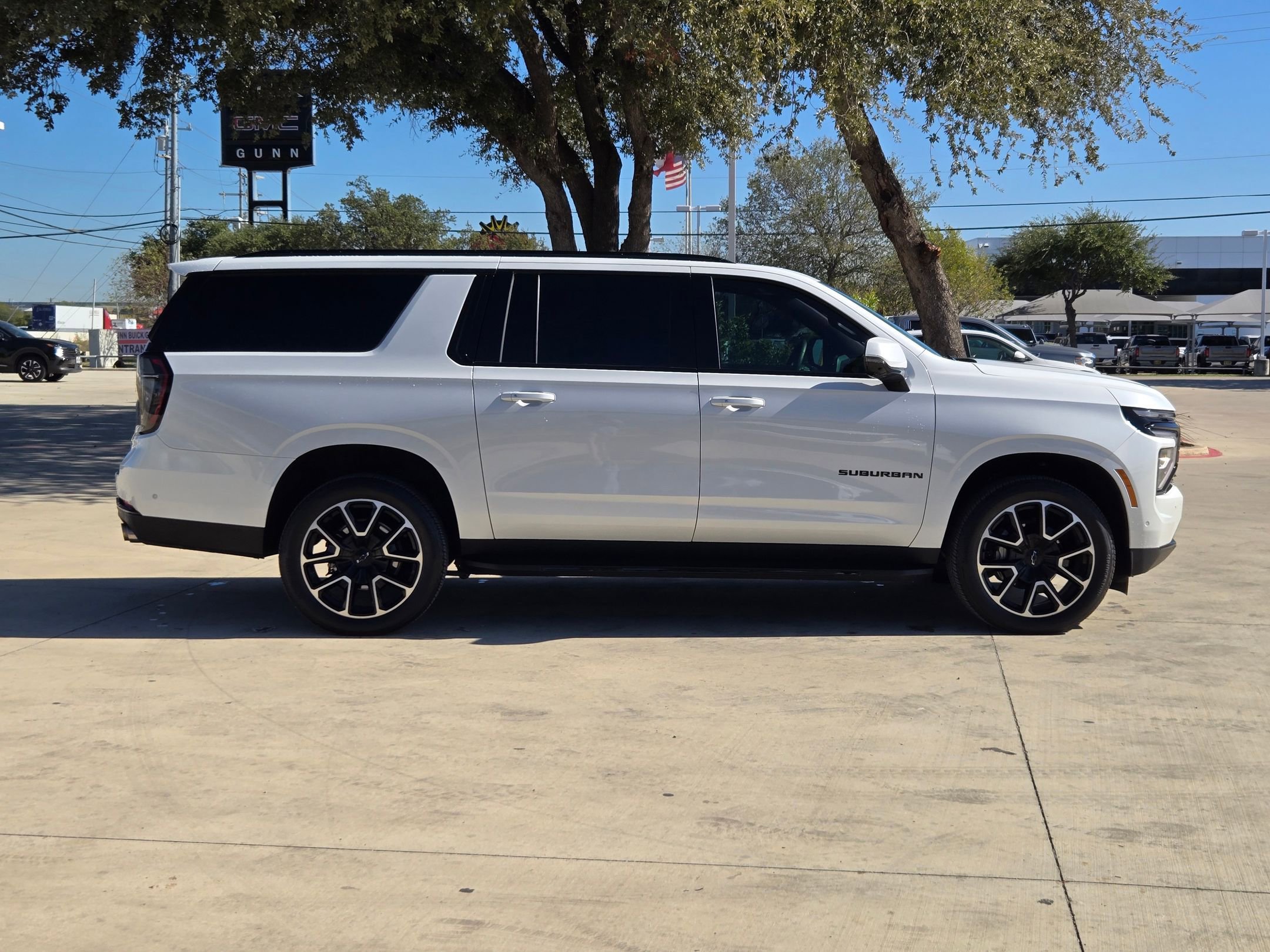 2025 Chevrolet Suburban RST photo 2