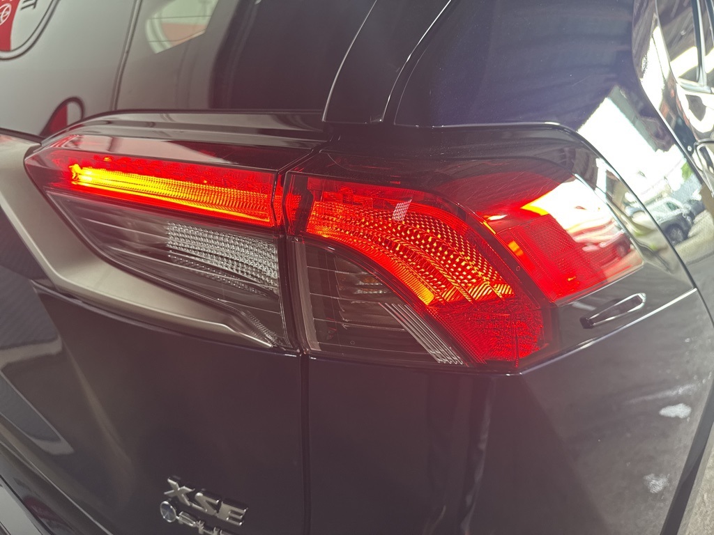 2025 Toyota RAV4 Hybrid XSE photo 17