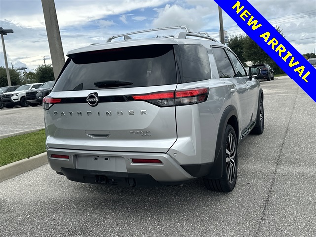 2023 Nissan Pathfinder Platinum photo 5