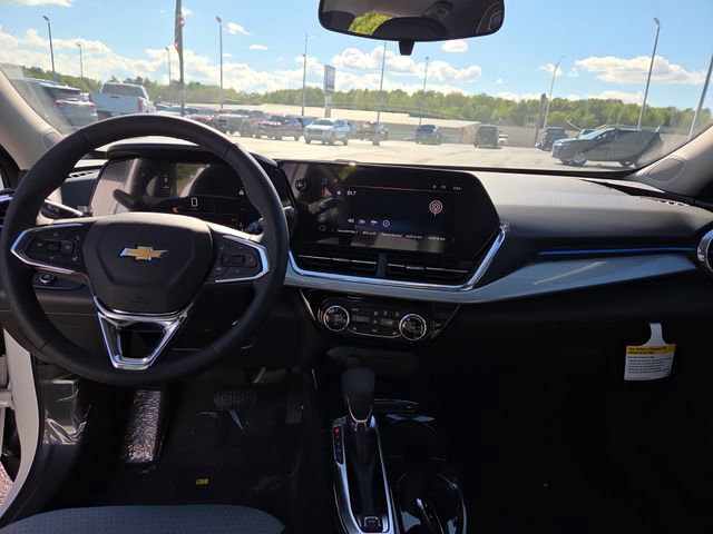 2025 Chevrolet Trax LT photo 12