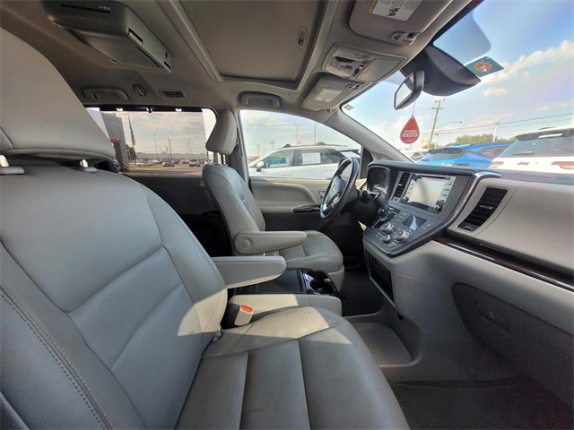 2019 Toyota Sienna XLE photo 4