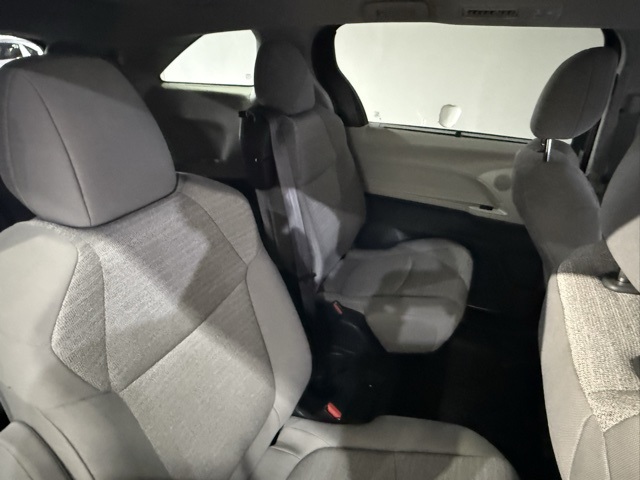2022 Toyota Sienna LE photo 25