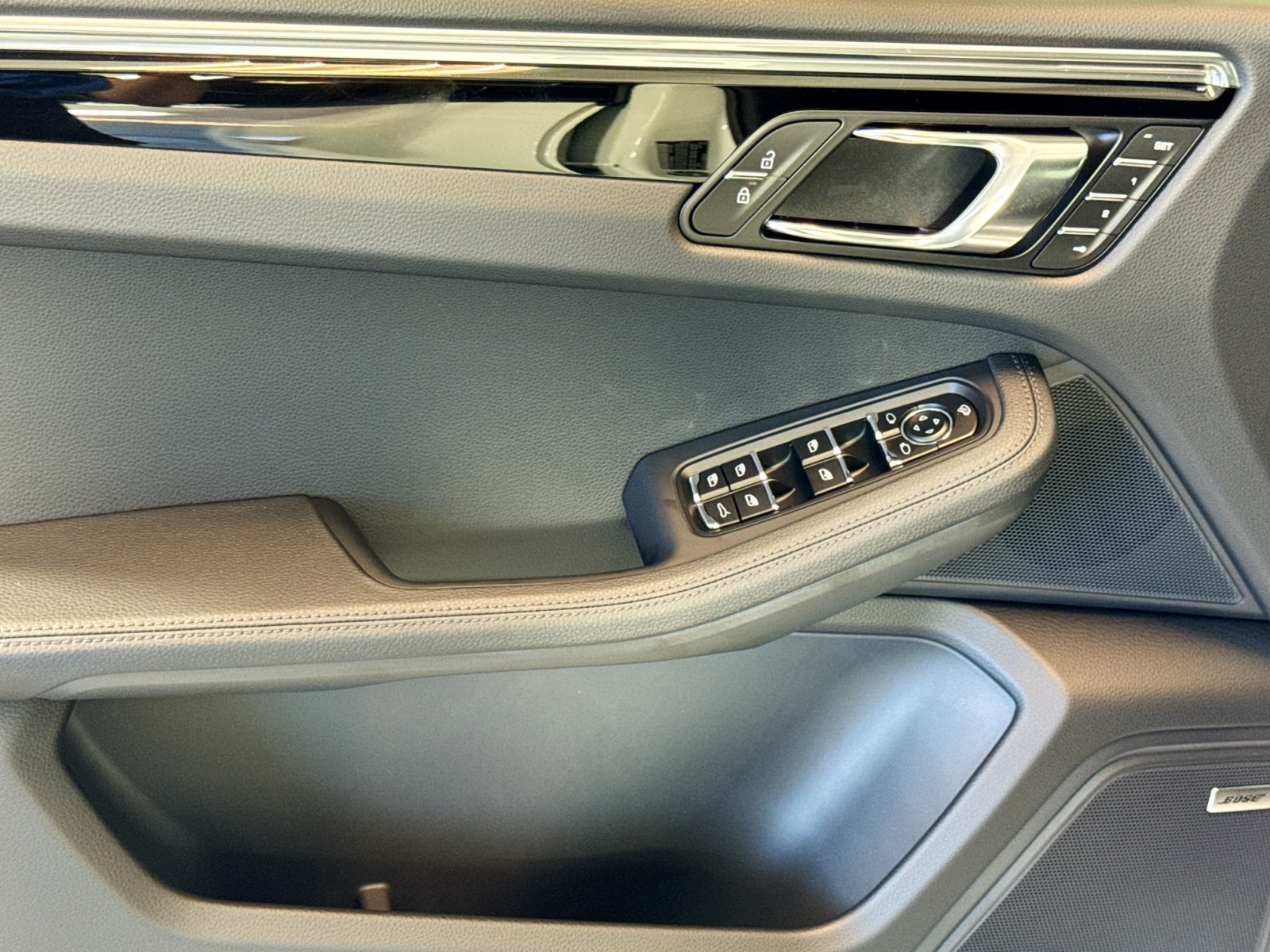 2025 Porsche Macan S photo 10