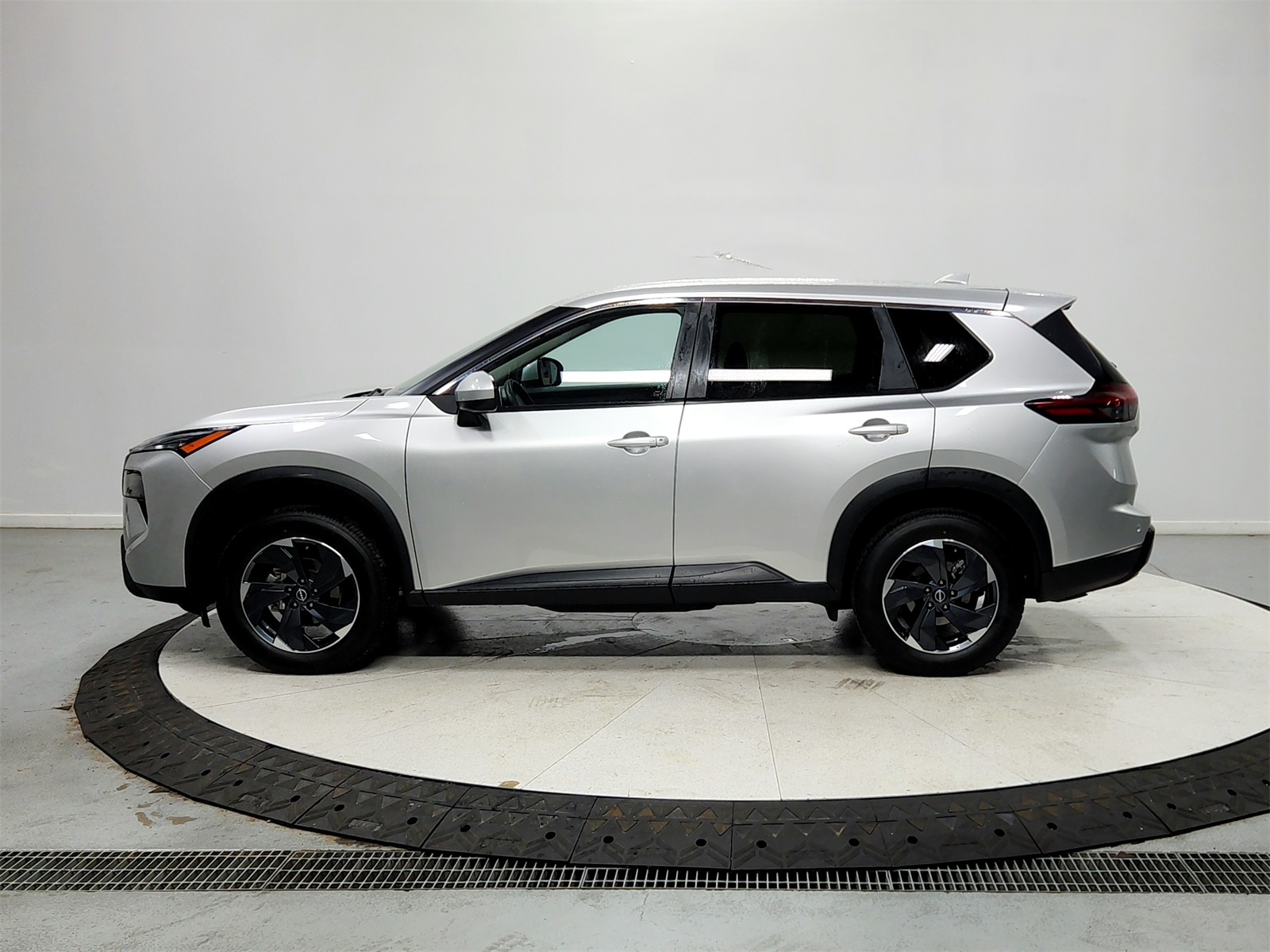2024 Nissan Rogue SV photo 2