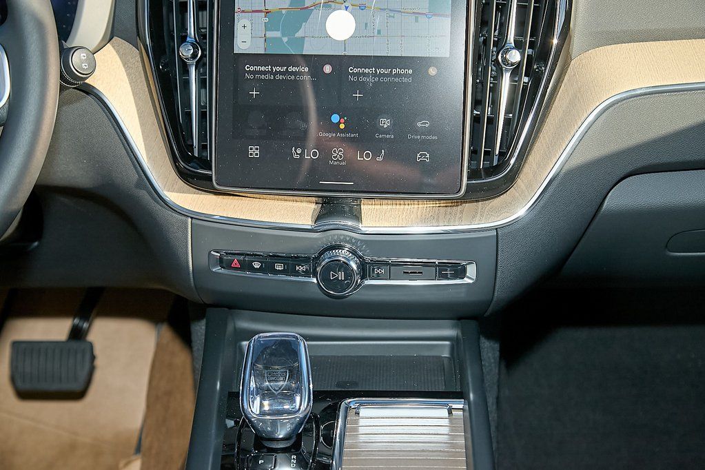 2026 VOLVO XC60 - Image 25