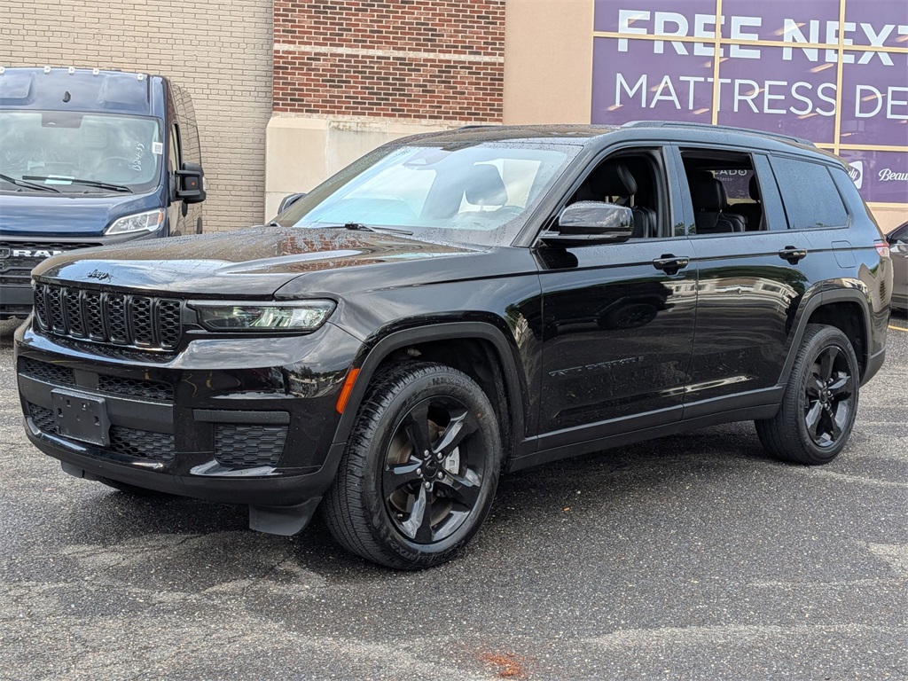 Used 2022 Black Jeep Altitude image 1