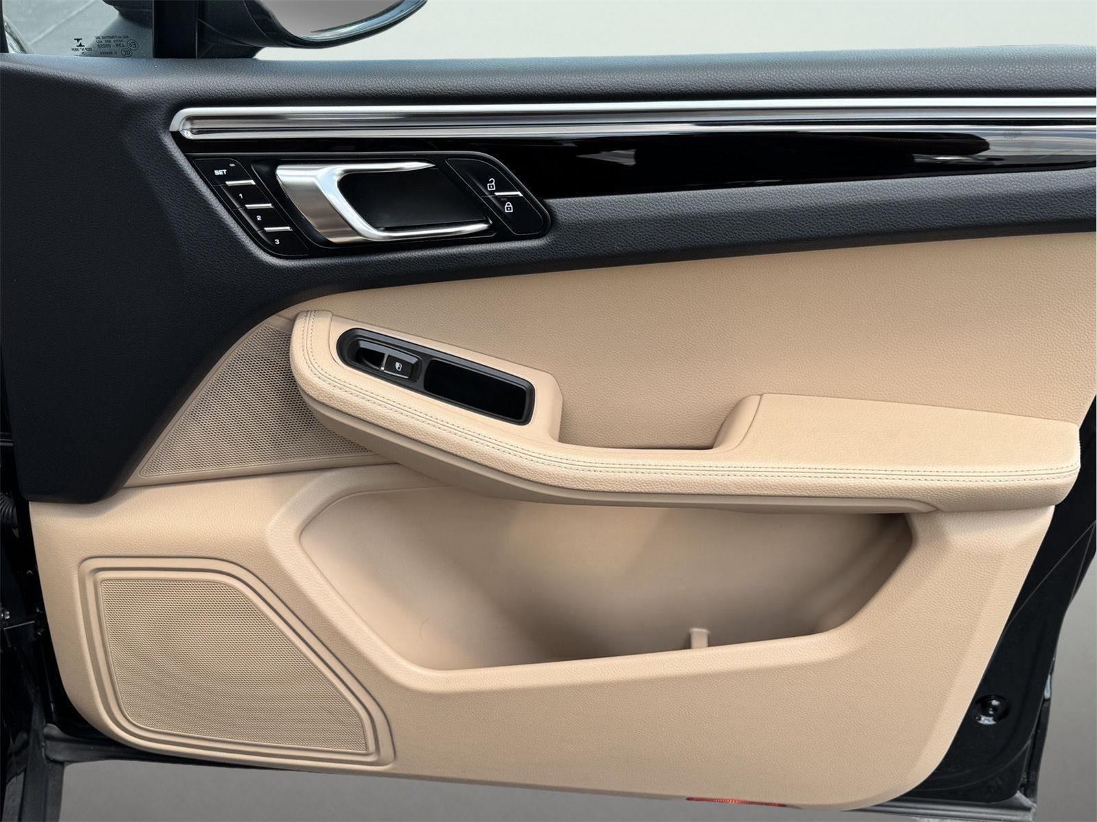 2021 Porsche Macan Base photo 26