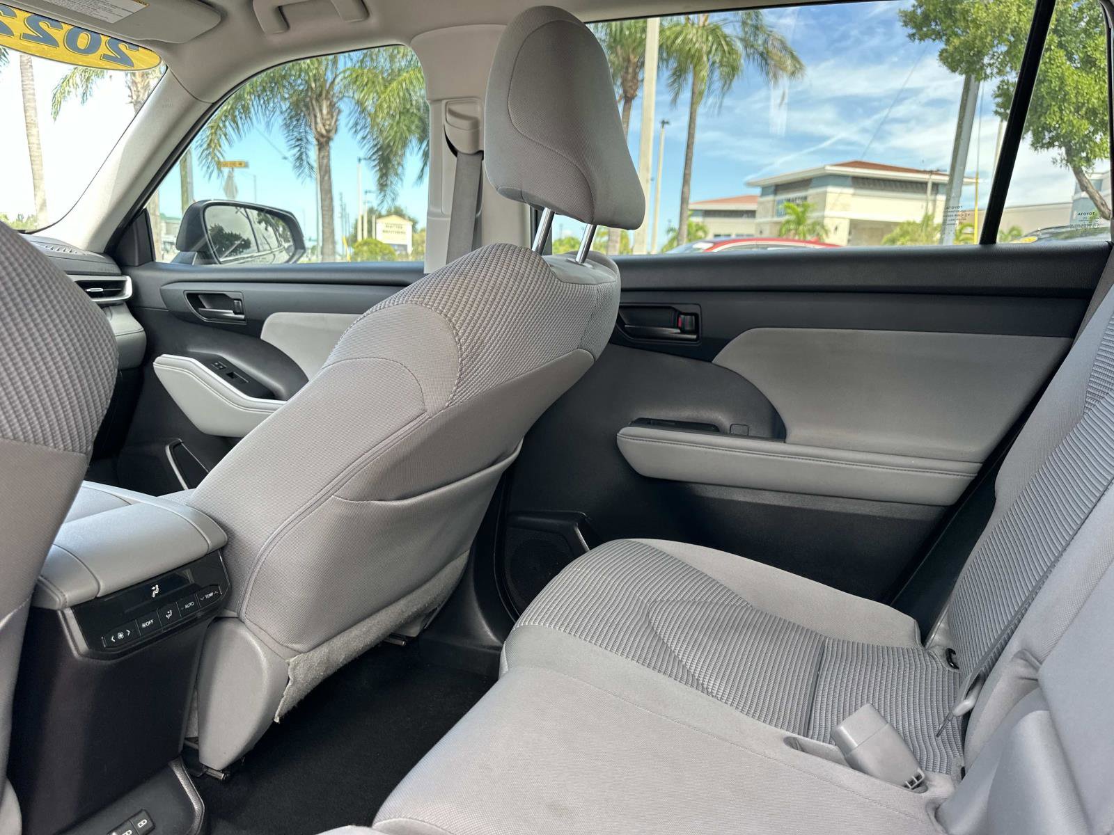 2022 Toyota Highlander LE photo 13
