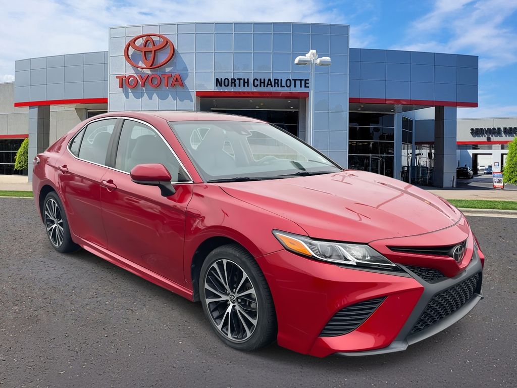 2020 Toyota Camry SE's photo